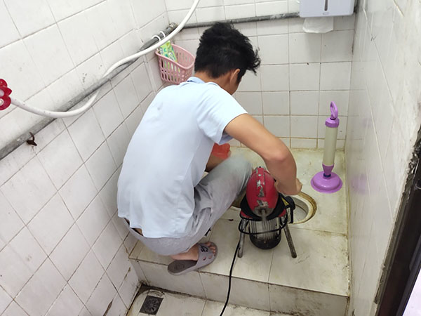 麦积管道堵塞冒臭气 专业师傅现场解决问题